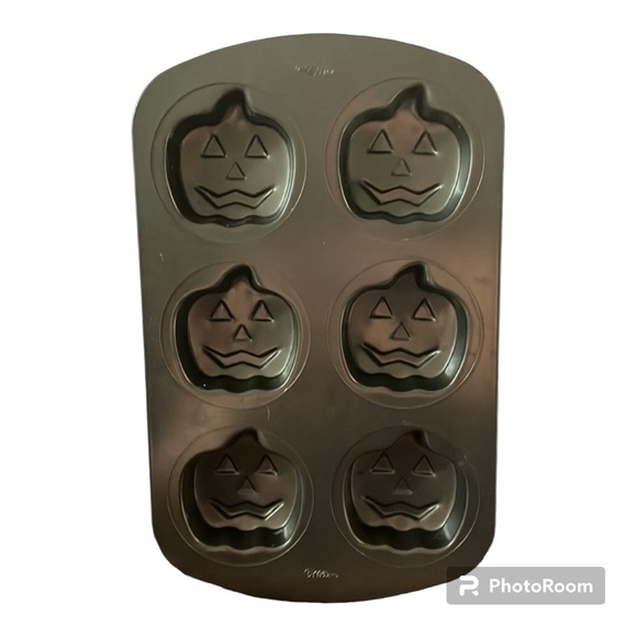Jack-o-lantern Cake Pan | Wilton - Picture 2 of 2